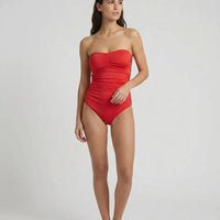 Modella in posa con costume intero effek arricciato rosso, occasioni e saldi imperdibili nel nostro outlet.